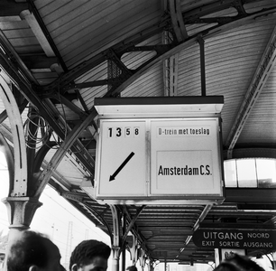 849070 Afbeelding van een centraal bediende treinaanwijzer (CTA) aan de perronkap van het N.S.-station Utrecht C.S. te ...